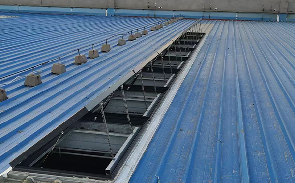 某城市大型商业综合体中庭博湖排烟窗工程